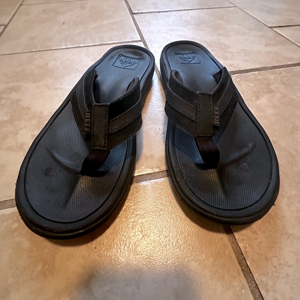 Very Good Condition: Reef Cushion Spring Flip Flops - Black